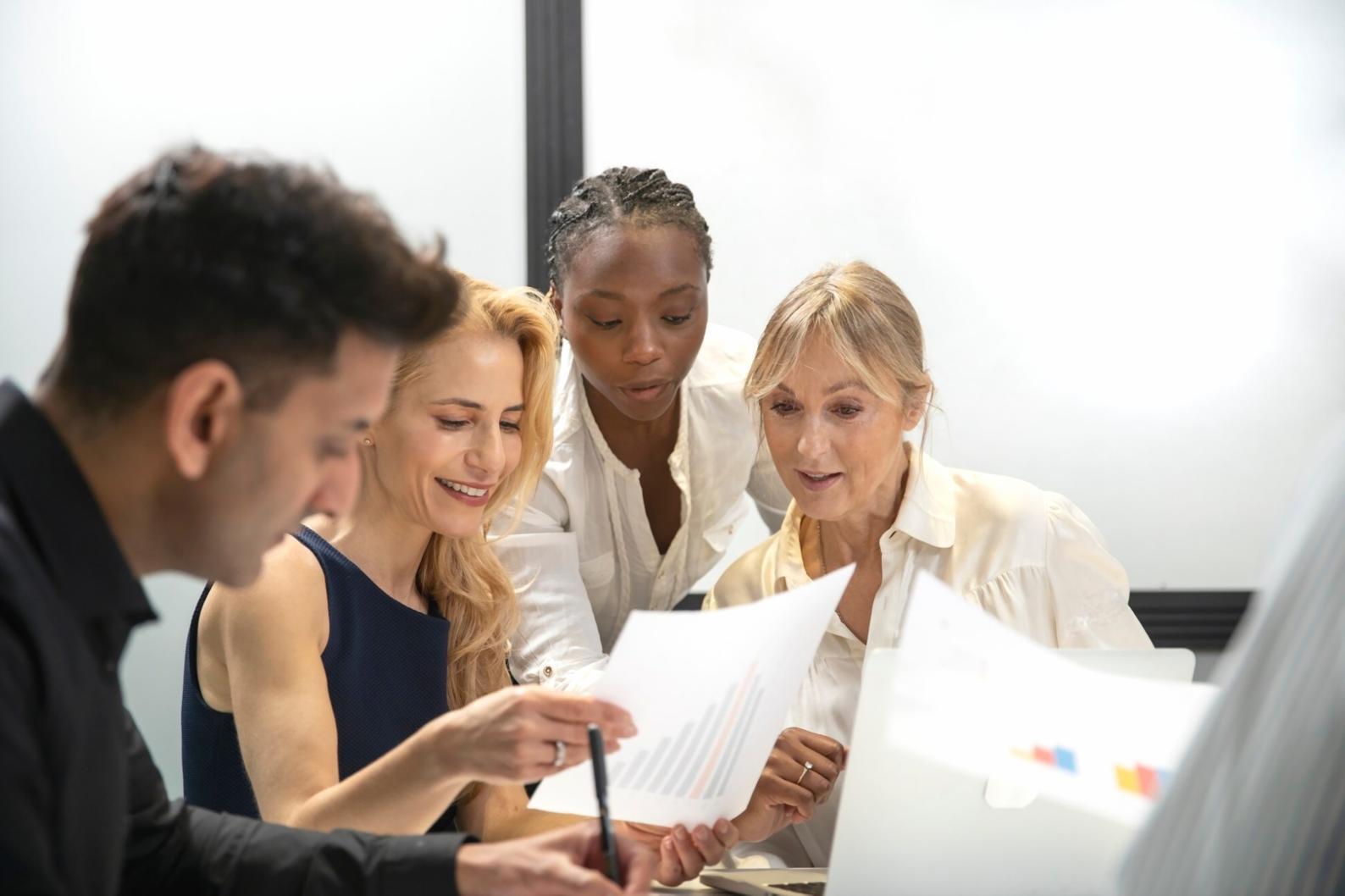 Bureau moderne avec équipe d'experts financiers travaillant sur des analyses stratégiques